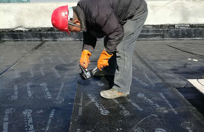 屋頂防水卷材鋪貼方法與施工注意事項